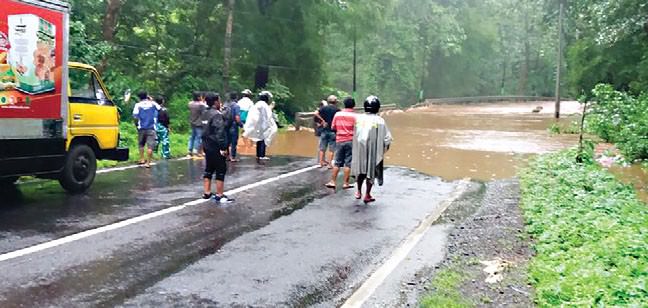 jalan-raya-baluran-banjir