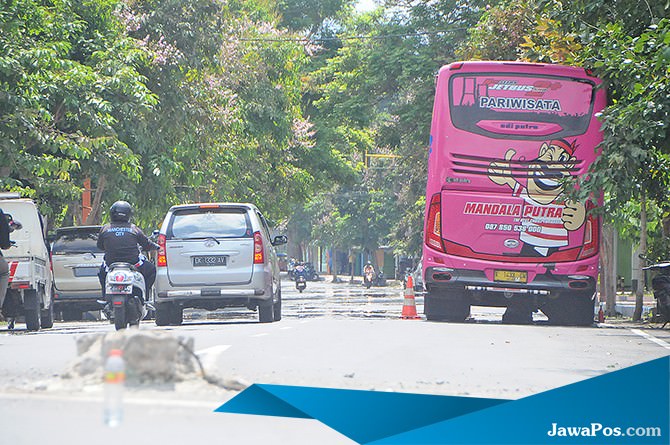 lagi-drum-pertigaan-hotel-warata-kena-tabrak