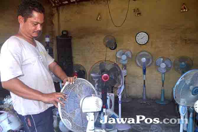 pungut-bahan-baku-rongsokan-laku-keras-saat-hawa-panas