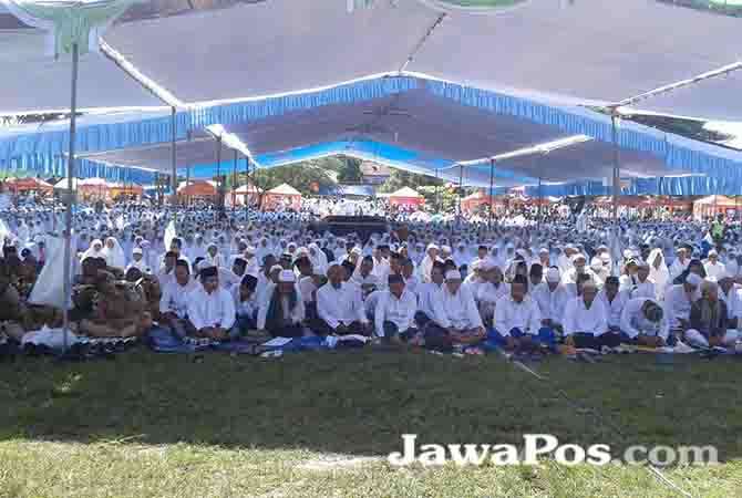 ribuan-warga-ikuti-istigosah-akbar-di-lapangan-ludjag-rogojampi