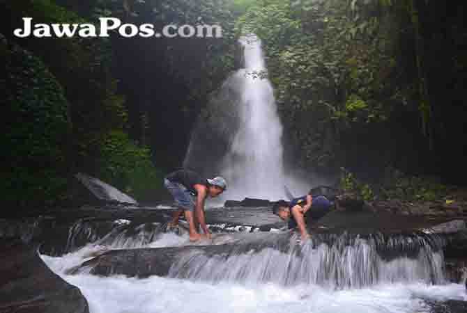 terdapat-gua-cukup-dalam-di-bawah-air-terjun