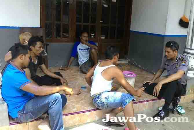 tingkatkan-siskamling-polisi-ini-duduk-lesehan-dengan-pemuda