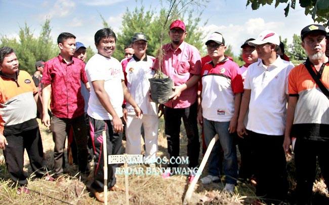 untag-banyuwangi-hijaukan-pantai-cungkingan