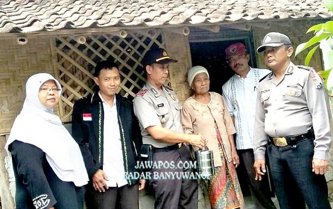upz-kapolsek-serahkan-rantang-duafa-baznas