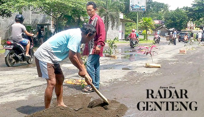 warga-iuran-tambal-jalan