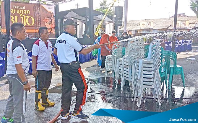 bersihkan-lokasi-festival-jaranan-buto