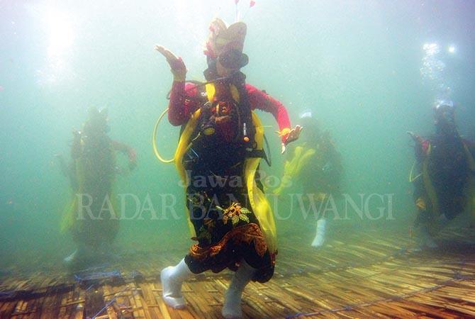 15-menit-menari-di-dasar-laut