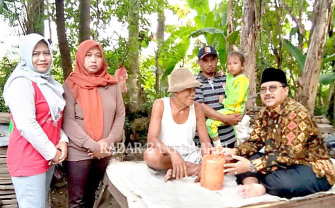 beri-makan-pria-sebatang-kara