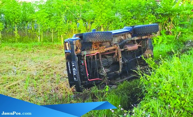 hindari-motor-feroza-terbalik-di-sawah