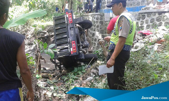 hindari-truk-tossa-nyemplung-ke-sungai