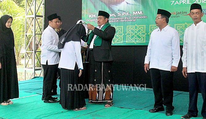 Pengasuh Pondok Pesantren Ihya’ Ulumiddin, Padang, Singojuruh, KH Fauzan mewisuda 20 santri (7/4).