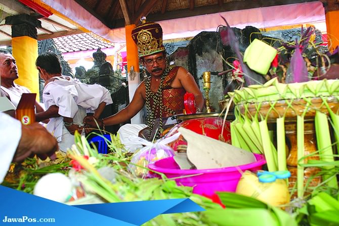 umat-hindu-bangorejo-menggelar-piodalan