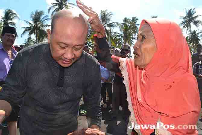 bebas-agus-tarmidi-buang-sial-di-pantai-cacalan