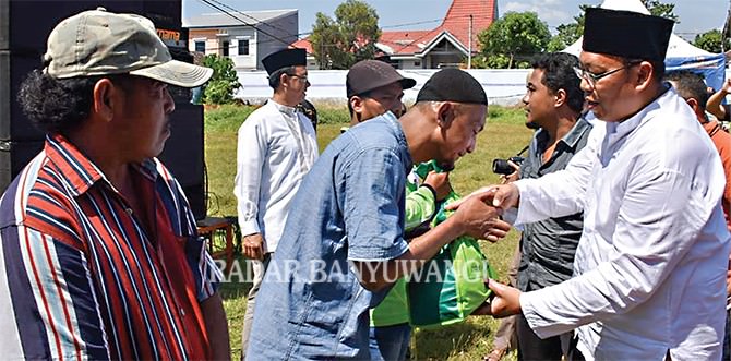 bupati-dadang-bantu-sembako-800-tukang-becak