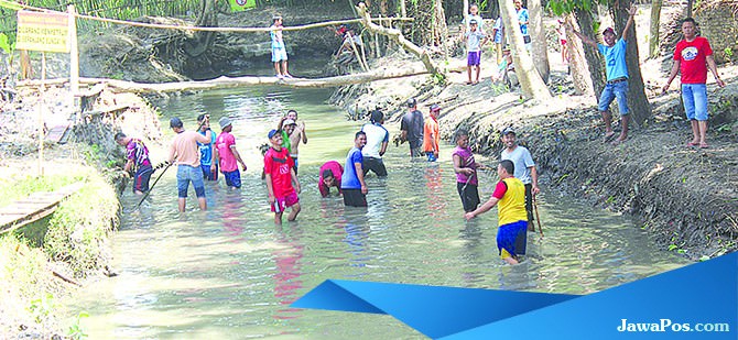 gotong-royong-bersihkan-sungai
