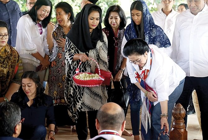 jelang-ramadan-puti-dampingi-megawati-nyekar-ke-makam-bung-karno
