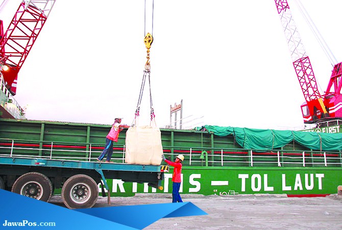 pertama-sandar-tol-laut-bawa-1000-ton-semen