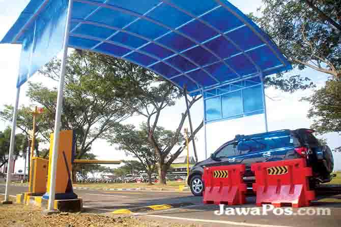 portal-dan-kanopi-dipasang-di-pintu-parkir
