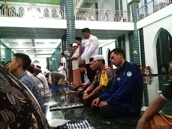 INGAT ALLAH: Usai tarawih dan witir dianjurkan untuk berdzikir terlebih dahulu