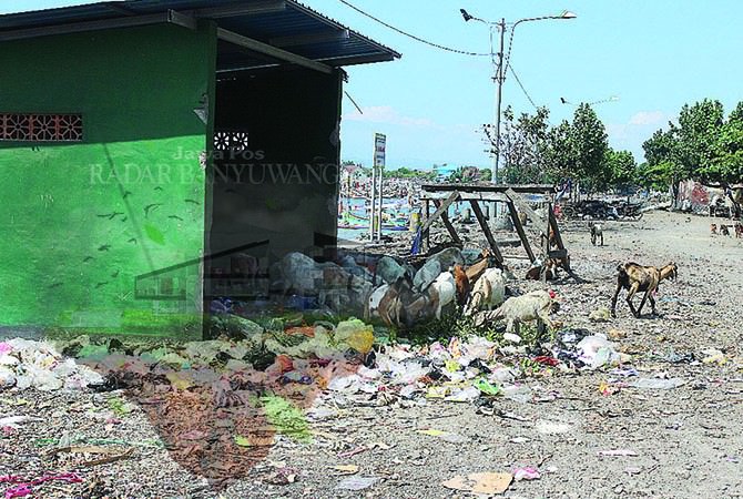 sampah-berserakan-di-pantai-sampangan