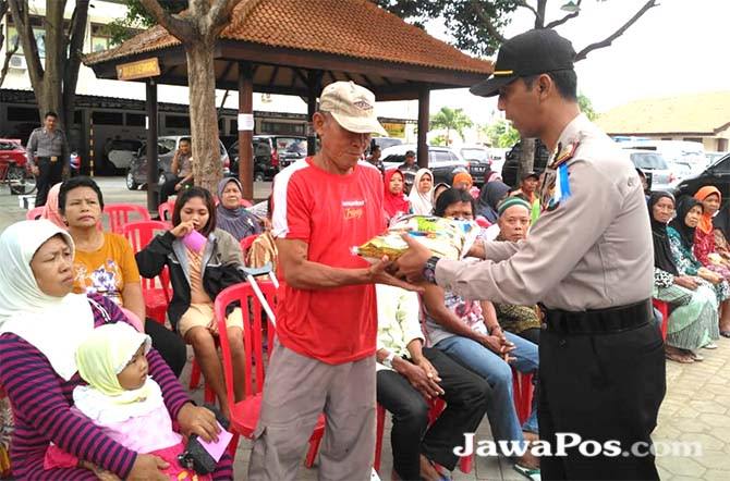 polres-banyuwangi-bagikan-zakat-fitrah