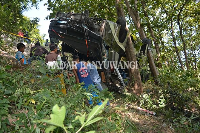 rem-blong-bus-masuk-jurang