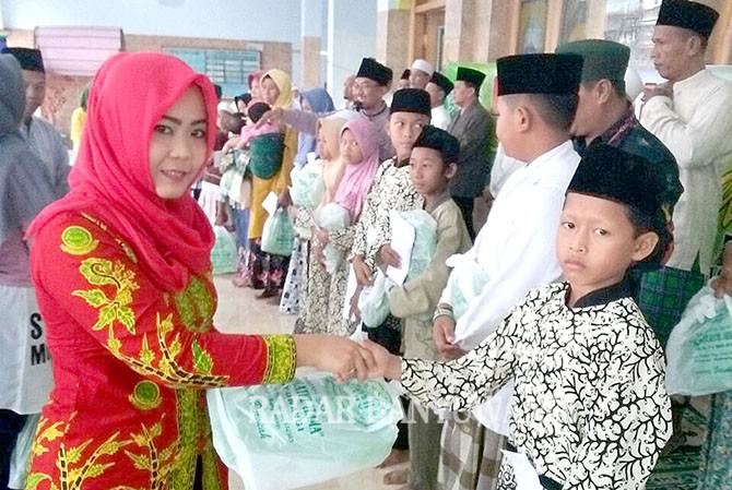 rsnu-mangir-bagikan-350-bingkisan-baju-lebaran-untuk-anak-yatim