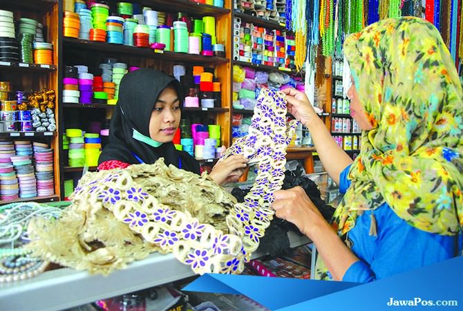 toko-laris-sediakan-banyak-motif-renda