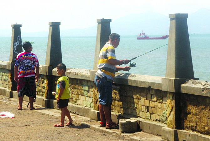 asyiknya-mancing-di-pantai-pacemengan