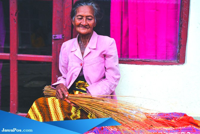 hidupi-cucu-dan-suami-dari-hasil-jualan-sapu-lidi