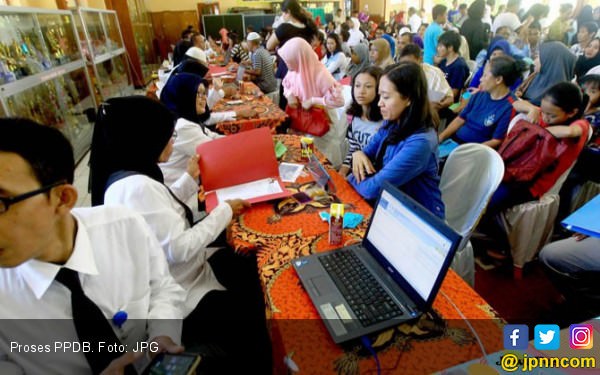 Sejumlah wali murid mendaftarkan anaknya pada PPDB tahun lalu. (Foto Ilustrasi dok. JawaPos.com)