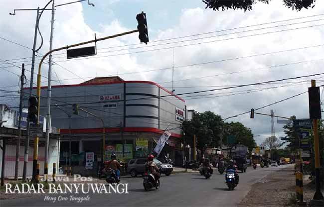 lalu-lintas-kacau-gara-gara-lampu-merah-tawangalun-genteng-padam