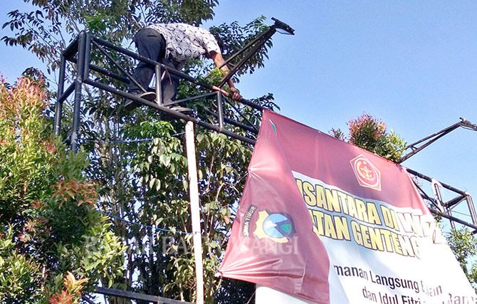 spanduk-ucapan-lebaran-dipereteli