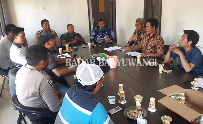 warga-protes-tempelan-kertas-papan-proyek