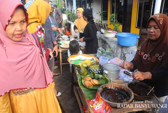 Pasar kuliner Desa Kemiren menyediakan aneka makanan tradisional. (Ramada Kusuma/RaBa)