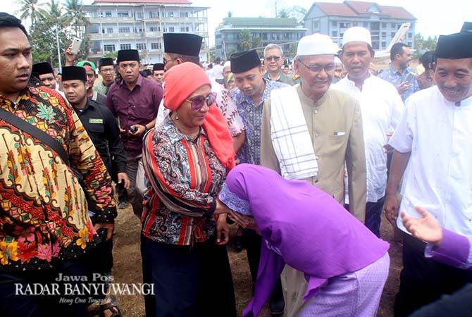 wow-menteri-susi-bagikan-tiga-ton-ikan-di-pesantren-blokagung