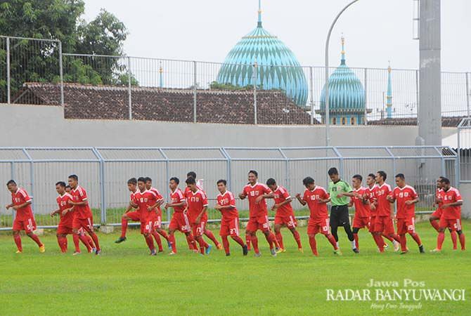 ILUSTRASI: Pemain Persewangi berlatih di Stadion Diponegoro Banyuwangi beberapa waktu lalu. (Dok.RaBa)