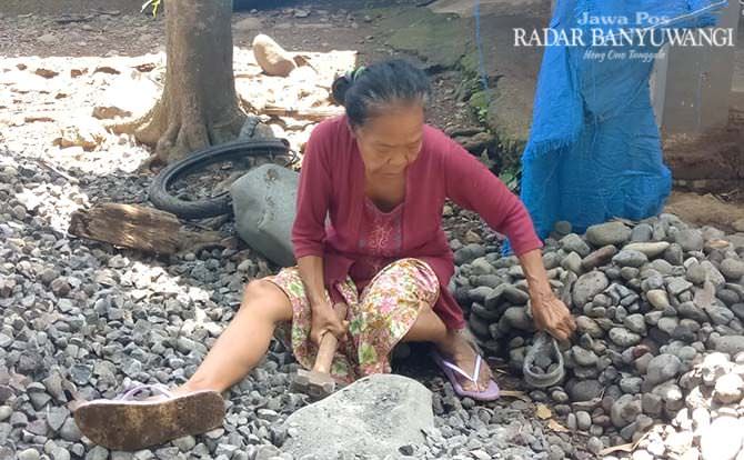 kisah-susiati-nenek-pemecah-batu-koral-asal-gambiran