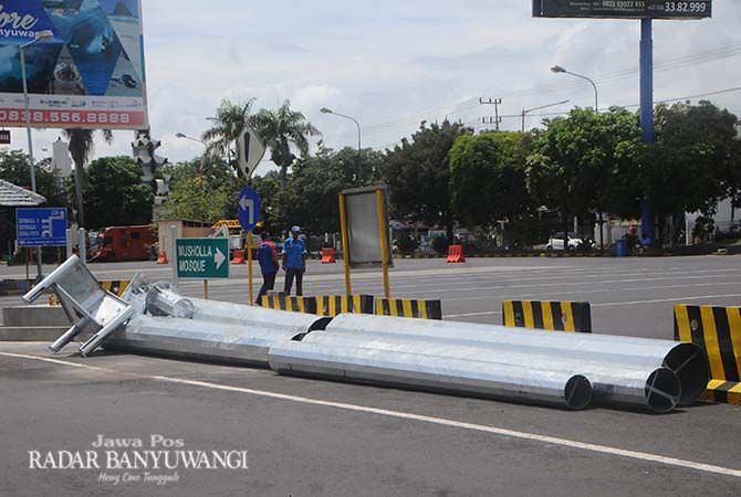 lampu-high-mast-200-watt-akan-terangi-pelabuhan-ketapang