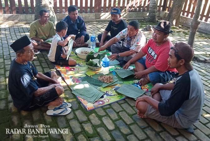 nyekar-ke-makam-buyut-cili-istri-titip-doa-selamet