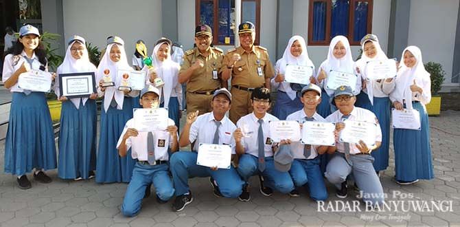 sman-1-giri-pamerkan-prestasi-siswa-di-depan-kacabdinprov