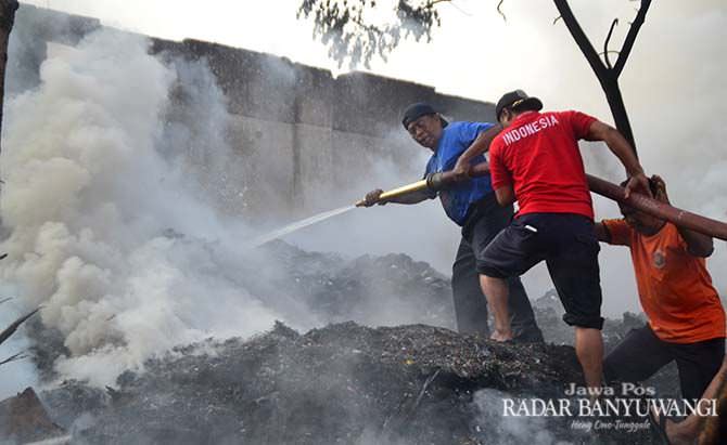 duaarrr-ternyata-gudang-rongsokan-cungking-dilalap-api