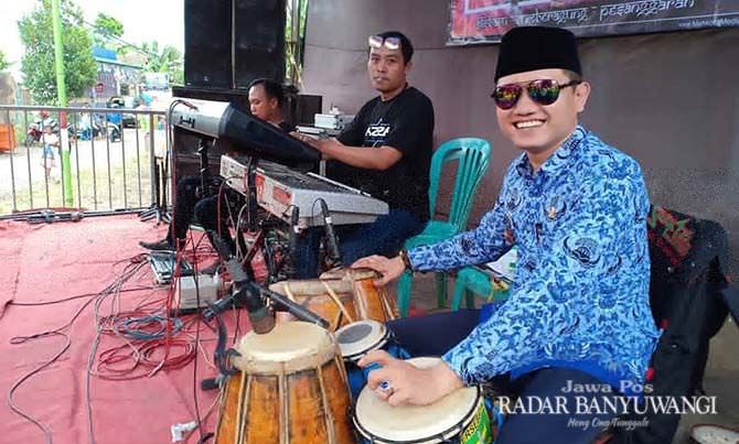 keseharian-anton-sujarwo-kades-aliyan-yang-piawai-menabuh-kendang