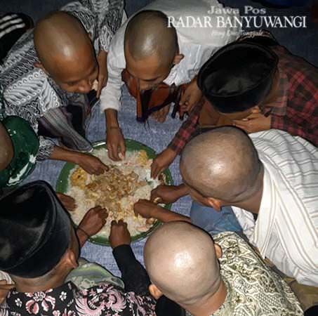 tradisi-suroan-berebut-air-suci-selamatan-hingga-cukur-gundul