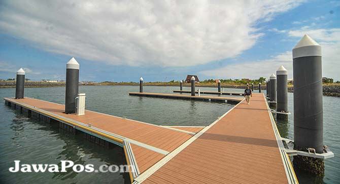 floating-ponton-pantai-boom-siap-disandari-kapal-pesiar