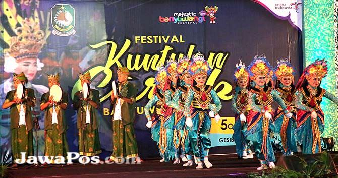 kuntulan-caruk-meriahkan-malam-minggu-di-gesibu-blambangan