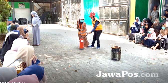 poliwangi-edukasi-bahaya-kebakaran-di-ponpes-darussholah