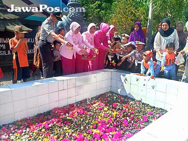 puluhan-siswa-tk-bayangkara-tabur-bunga-di-lubang-buaya-cemetuk
