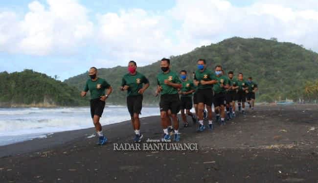 rutin-lari-keliling-pantai-sambil-mengambili-sampah