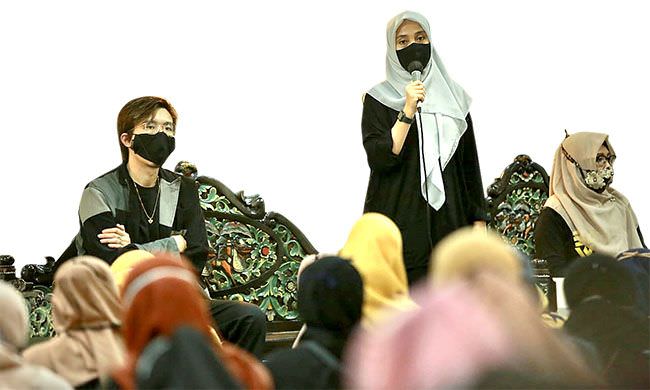 ny-ipuk-dokter-tirta-bagi-resep-ke-mahasiswa